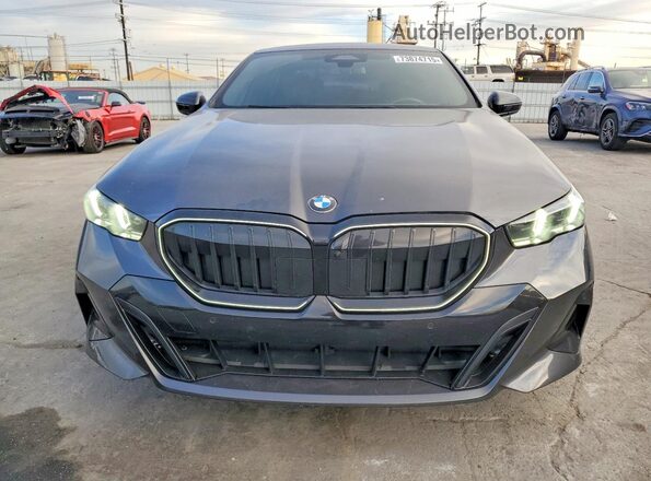 WBA43FJ02RCS66932 2024 BMW 5 SERIES Gray Widok z przodu