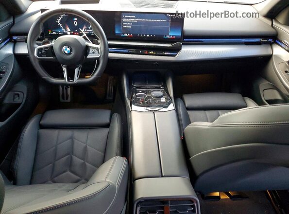 WBA43FJ02RCS66932 2024 BMW 5 SERIES Gray Widok deski rozdzielczej