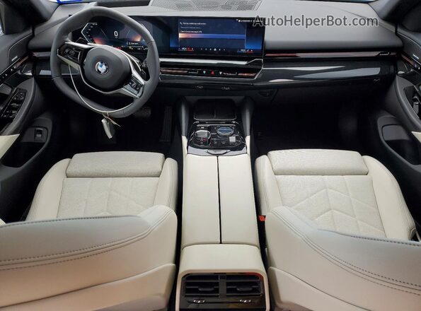 WBA43FJ02TCV98957 2026 BMW 5 SERIES Gray Вид панелі приладів