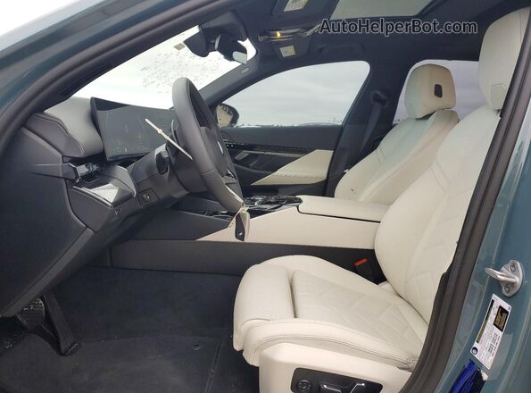 WBA43FJ02TCV98957 2026 BMW 5 SERIES Gray Вид салону спереду