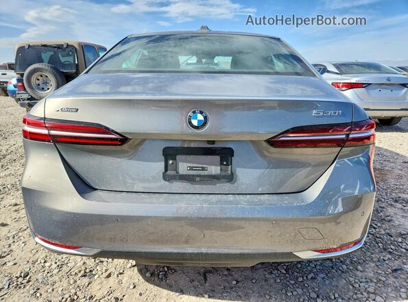 WBA53FJ00RCS45551 2024 BMW 5 SERIES Silver Вид ззаду