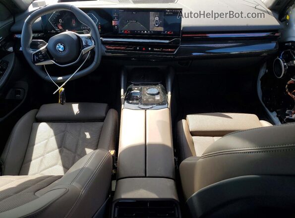 WBA53FJ00TCV83104 2026 BMW 5 SERIES White Առջևի վահանակի տեսք