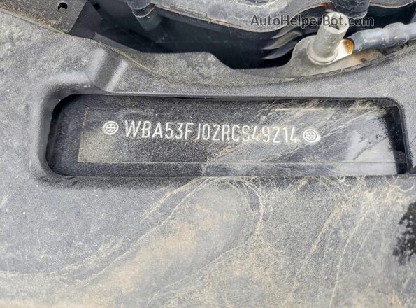 WBA53FJ02RCS49214 2024 BMW 5 SERIES Gray ძრავის განყოფილების ხედი