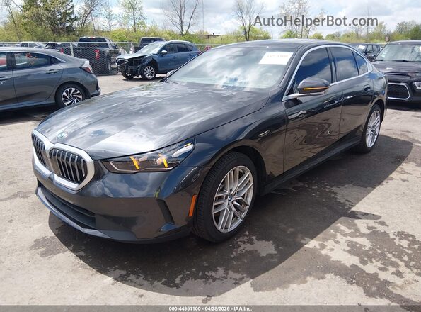 WBA53FJ09SCT25730 2025 BMW 5 SERIES Black Vista tres cuartos delantera izquierda