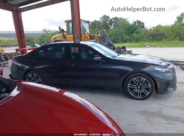WBA53FJ0XTCW30963 2026 BMW 5 SERIES Gray Widok wnętrza z tyłu