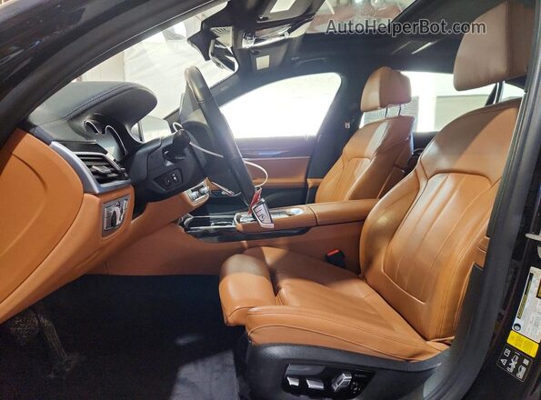 WBA7F2C58JG424130 2018 BMW 7 SERIES Синий Вид салона спереди