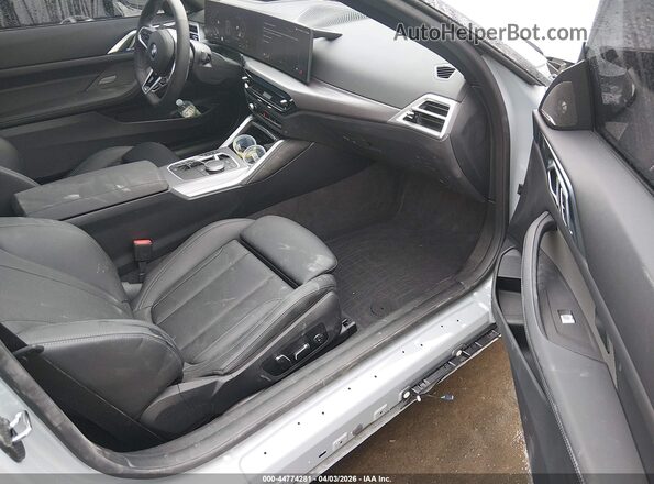WBA83DA00SCU54070 2025 BMW M4 Light Blue Vista interior delantera