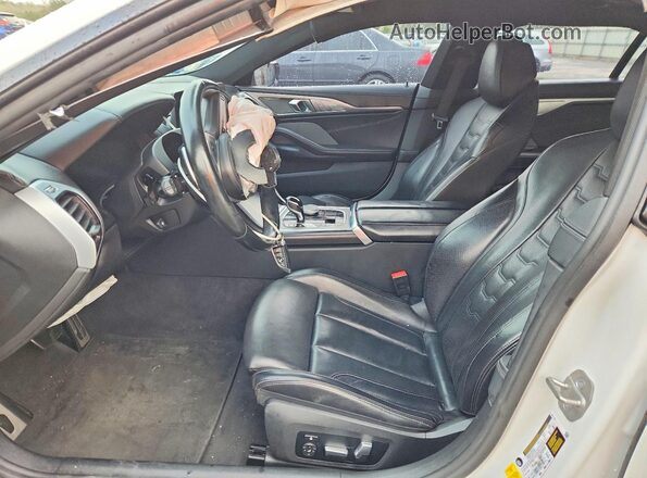 WBAGV2C01PCL65624 2023 BMW 8 SERIES White Vista interior delantera