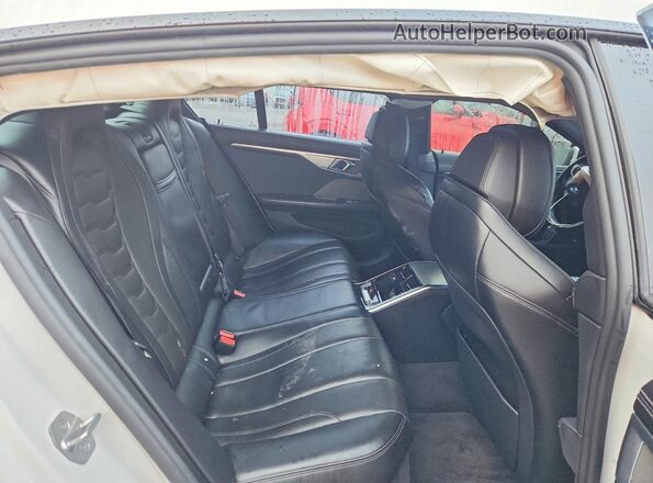 WBAGV2C01PCL65624 2023 BMW 8 SERIES White Vista de los asientos traseros