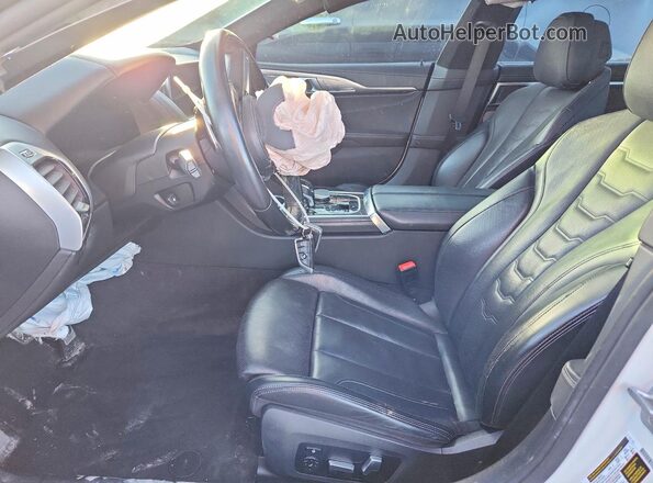 WBAGV8C00MCF75889 2021 BMW M8 White Սալոնի դիմացի տեսք