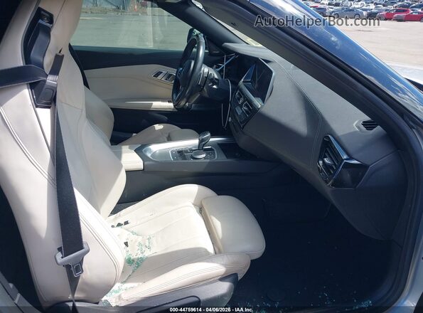 WBAHF9C02LWW46723 2020 BMW Z4 Silver Widok wnętrza z przodu