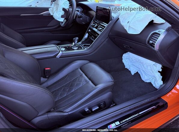 WBSAE0C07PCL08883 2023 BMW M8 Оранжевый Вид салона спереди