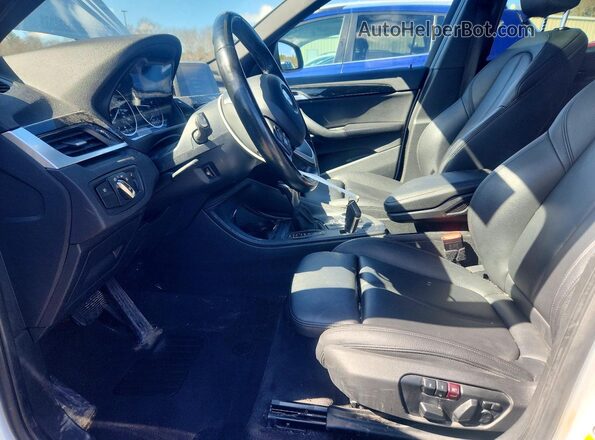WBXHT3C30J5K20618 2018 BMW X1 White Front interior view