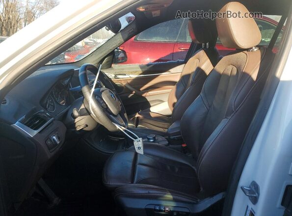 WBXHT3C30J5K29609 2018 BMW X1 White Вид салону спереду