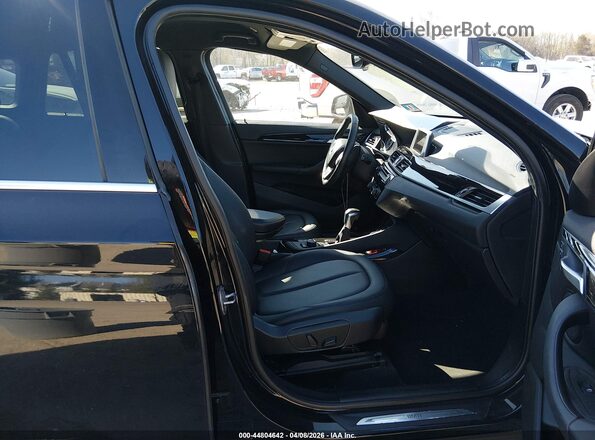 WBXHT3C31G5E56951 2016 BMW X1 Black Вид салону спереду