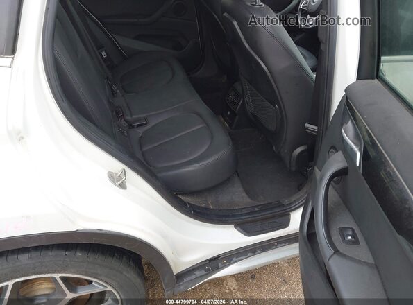 WBXHT3C31J5F90169 2018 BMW X1 White VIN կոդի պիտակի տեսք