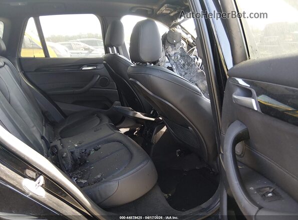WBXHT3C31J5L30352 2018 BMW X1 Black Widok naklejki z numerem VIN