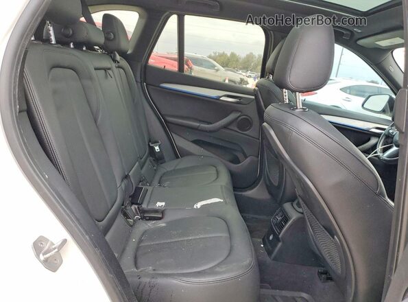 WBXHT3C33H5F72539 2017 BMW X1 Белый Вид задней части салона