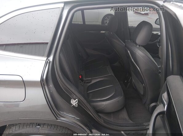 WBXHT3C33J5F90366 2018 BMW X1 Gray VIN կոդի պիտակի տեսք