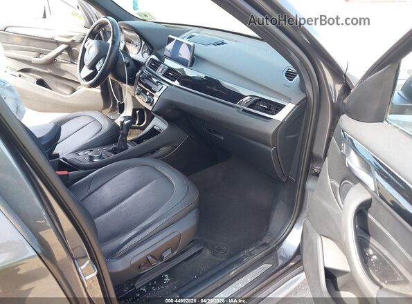 WBXHT3C34H5F79502 2017 BMW X1 Gray Widok wnętrza z przodu