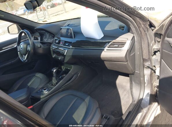 WBXHT3C34J5F92272 2018 BMW X1 Gray Вид салону спереду
