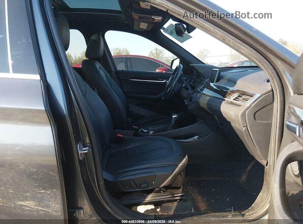 WBXHT3C38G5F66993 2016 BMW X1 Gray Front interior view