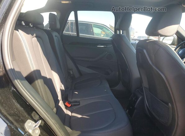 WBXHT3C38J5L32549 2018 BMW X1 Black Widok tylnych siedzeń