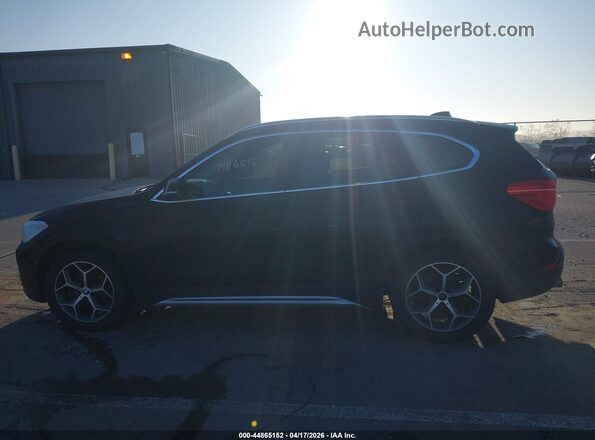 WBXHT3C5XK5L37562 2019 BMW X1 Black 360 interior view