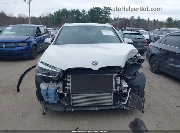 WBXHT3Z35H4A54560 2017 BMW X1 White Widok wnętrza z tyłu