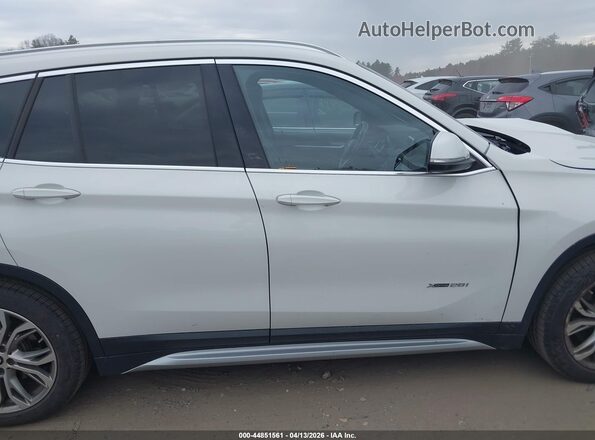 WBXHT3Z35H4A54560 2017 BMW X1 White Widok wnętrza 360 stopni