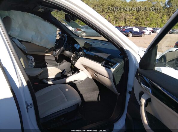 WBXJG7C02M5U07186 2021 BMW X1 White Սալոնի դիմացի տեսք