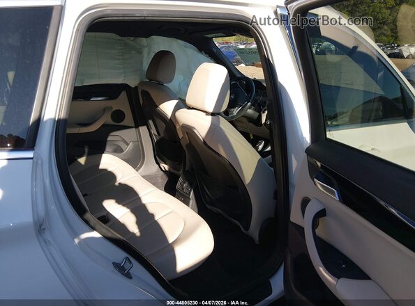 WBXJG7C02M5U07186 2021 BMW X1 White VIN կոդի պիտակի տեսք