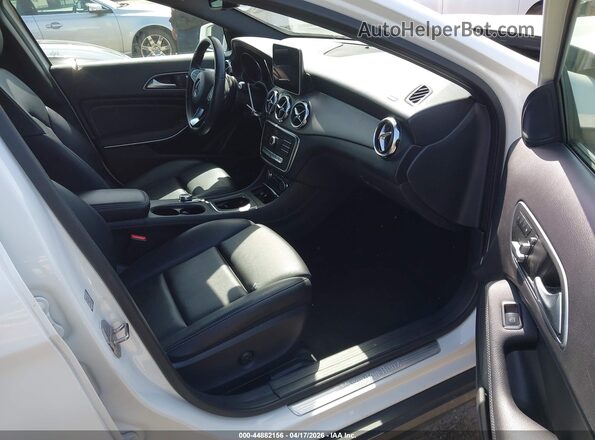 WDCTG4EB1KU018216 2019 MERCEDES-BENZ GLA 250 White Вид салону спереду