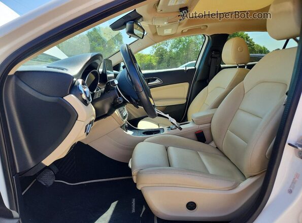 WDCTG4EB3KU004205 2019 MERCEDES-BENZ GLA White Vista interior delantera