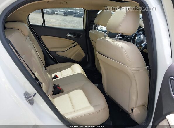WDCTG4EB6JJ468119 2018 MERCEDES-BENZ GLA 250 White VIN կոդի պիտակի տեսք