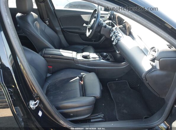 WDD3G4EB7KW028264 2019 MERCEDES-BENZ A 220 Черный Вид салона спереди