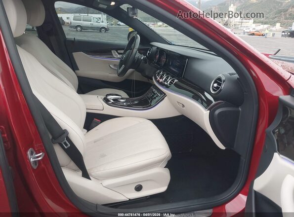 WDDZF4JB2KA608070 2019 MERCEDES-BENZ E-CLASS Красный Вид салона спереди