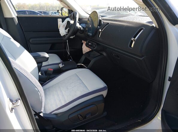WMZ23GA08S7R46204 2025 MINI COUNTRYMAN White წინა სალონის ხედი