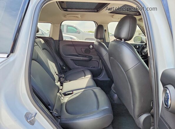 WMZYV5C58K3F57929 2019 MINI COOPER White Vista de los asientos traseros