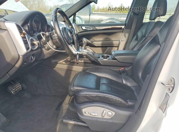 WP1AA2A25HKA86174 2017 PORSCHE CAYENNE Белый Вид салона спереди