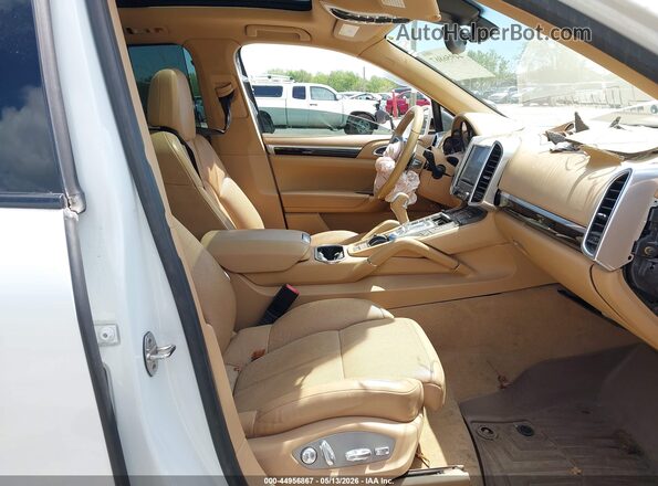 WP1AA2A2XHKA82217 2017 PORSCHE CAYENNE White Вид салону спереду
