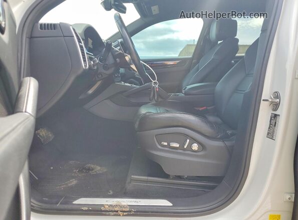 WP1AA2AY3LDA08266 2020 PORSCHE CAYENNE White Вид салону спереду