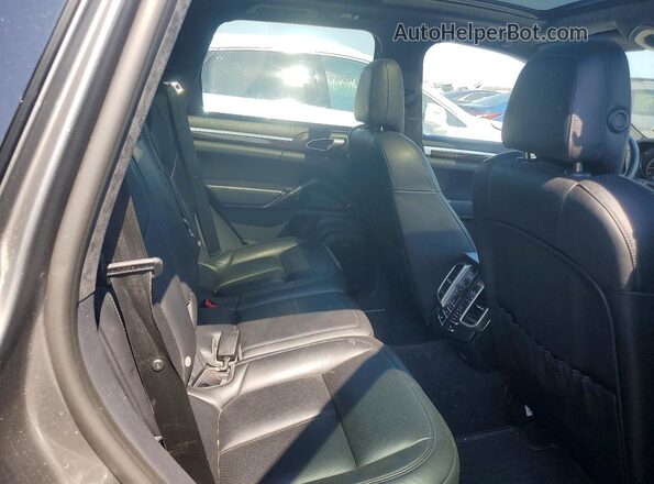 WP1AC2A2XHLA93027 2017 PORSCHE CAYENNE Silver Widok tylnych siedzeń