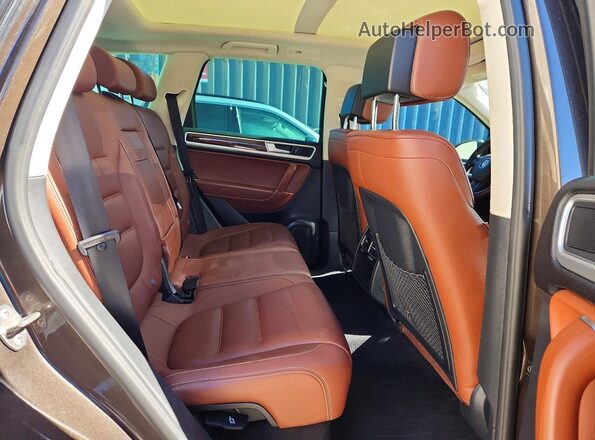 WVGEF9BP4GD005624 2016 VOLKSWAGEN TOUAREG Brown უკანა სალონის ხედი