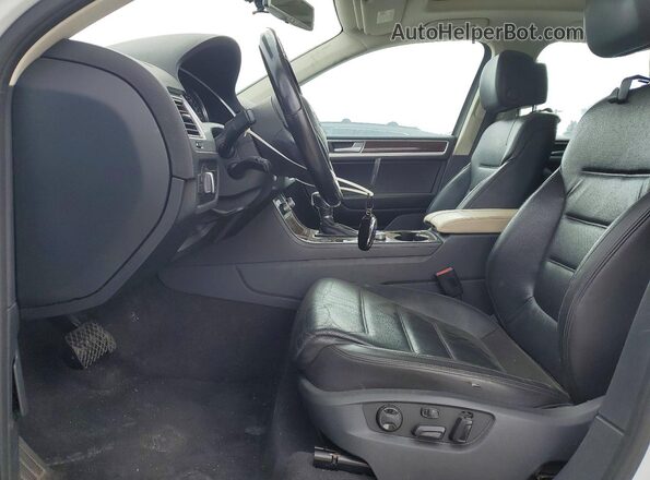 WVGEF9BP9GD010835 2016 VOLKSWAGEN TOUAREG White წინა სალონის ხედი