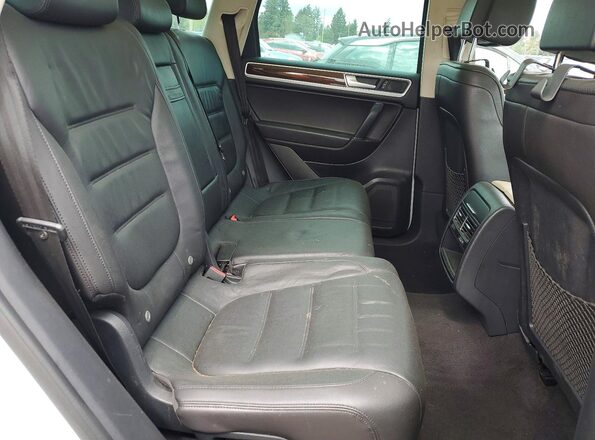 WVGEF9BP9GD010835 2016 VOLKSWAGEN TOUAREG White უკანა სალონის ხედი