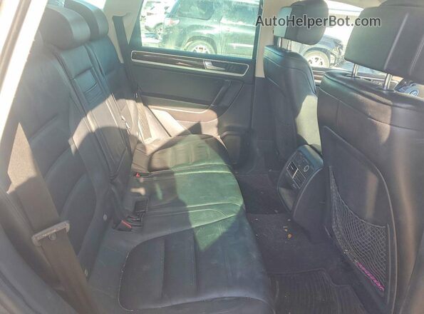 WVGEP9BP5GD005757 2016 VOLKSWAGEN TOUAREG Gray Vista de los asientos traseros