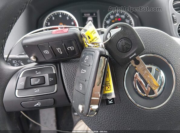 WVGSV7AX2HK012287 2017 VOLKSWAGEN TIGUAN White Dashboard view