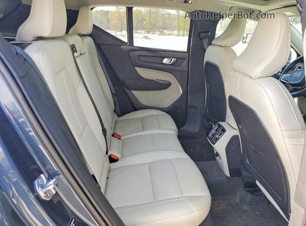 YV4162UL1N2642349 2022 VOLVO XC40 Blue Rear interior view
