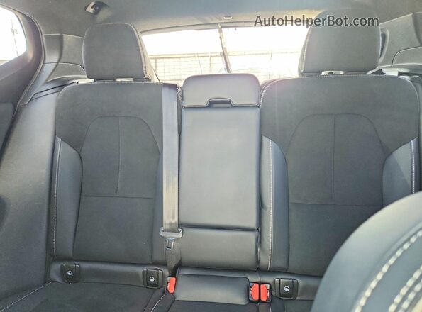 YV4162UM3N2772920 2022 VOLVO XC40 White Rear seats view